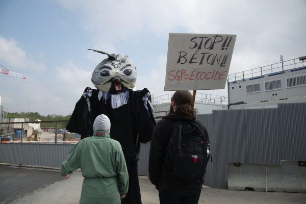 Marche funèbre pour dénoncer l'impact sur la biodiversité du plateau.