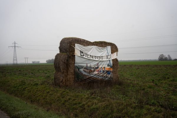 Sur le plateau de Saclay, composé de villages ruraux et de terres agricoles, l'urbanisation a commencé à l'après guerre avec l'arrivée du Commissariat à l'énergie atomique (CEA) à la demande du couple Fréderic et Irène Joliot-Curie. Cela entrainera une transformation exceptionnelle pour les générations suivantes.