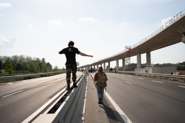 Les 13 et 14 mai un week-end festif et déterminé était organisé à l'initiative du collectif contre le ligne 18. Une randonnée le long d'une partie du viaduc a permis de se rendre compte de l'ampleur des travaux.