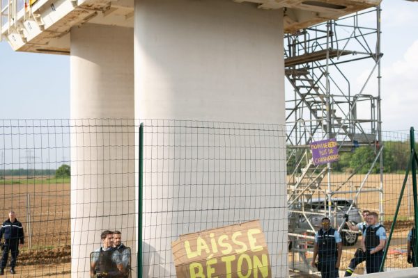 Bien que les forces de l'ordre étaient présentes, la manifestation est restée pacifique tant que personne ne pénétraient pas sur le chantier.