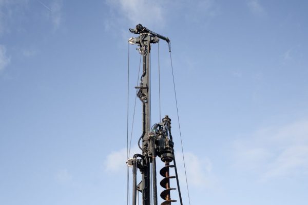 Une des foreuses servant à la construction des piliers pour la partie aérienne de la ligne 18 juste devant le CEA nord, où des procédés radioactifs sont développés.