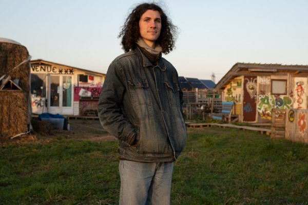 Loïc, est étudiant et vit sur le plateau de Saclay depuis tout jeune. Il a vu l'urbanisation prendre de plus en plus de place sur les terres agricoles et c'est pourquoi il s'est engagé dès le début dans la lutte contre le Grand Paris Express et sa ligne 18.