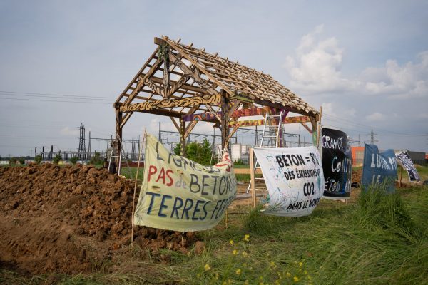 A la fin du week-end du 13 et 14 mai, une grange paysanne a été installée sur le tracé de la ligne de métro 18. Elle aura tenue 48h. Aujourd'hui, une opération 1000 grangettes est développée sur l'ensemble de plateau pour continuer à protester contre ce projet.