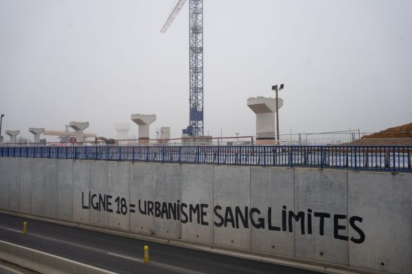 La protestation, bien qu'encore trop faible, est tout de même de plus en plus présente sur le plateau de Saclay avec l'avancée des travaux, pour dénoncer un projet destructeur et inadapté aux enjeux du XXIè siècle.