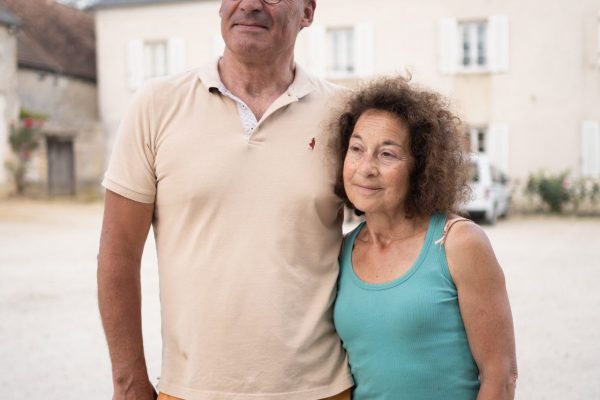 Emmanuel Vandame et Cristiana Modica, agriculteurs sur le plateau de
Saclay à Villiers le Bâcle depuis plus de 5 générations. Ils sont parmi les premiers à avoir opéré une transformation en bio. Très engagés pour leur environnement de travail et de vie, ils accueillent depuis le début la ZAD sur une de leur parcelle. Aujourd'hui, fichés S et interrogés plusieurs fois par la police, ils sont las de ne pas être entendus.