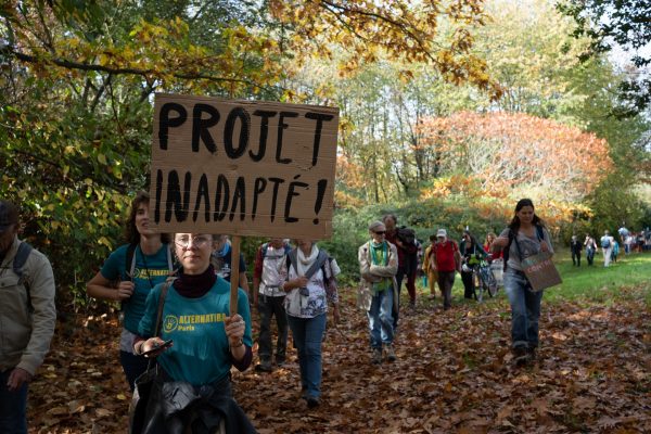 De nombreuses actions sont menées contre la ligne 18 comme ici lors de la grande marche "Terminus Saclay" en octobre 2022 réunissant plus de 200 personnes et certains élus de la région.