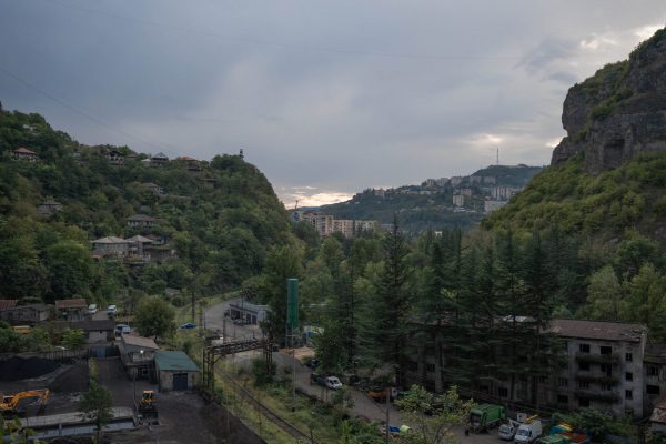 La ville de Tchiatoura en Georgie qui comptait près de 30 000 habitants en 1989 a subi un déclin et ne compte, aujourd’hui plus que 12000 âmes. Depuis la découverte de manganèse par le poète Akaki Tsereteli à la fin du XIXème siècle, elle est devenue un des plus gros site de manganèse du pays.