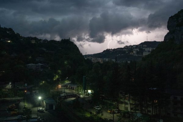 La ville de Tchiatoura, dont l'économie dépend entièrement des mines, est aujourd'hui menacée par l'annonce de la fermeture de Georgian Manganese. Les habitants et les travailleurs se battent ensemble pour préserver l'avenir de leur maison et de leur ville.