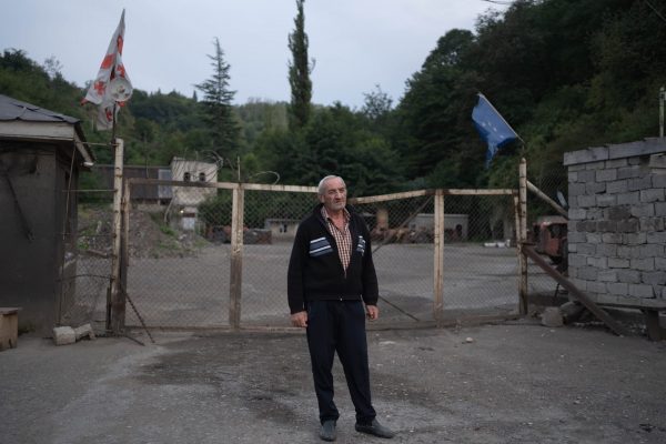 Romani devant l’entrée de la mine est un des 3 habitants à être criminalisés pour avoir protesté depuis le mois de mars. Il a été condamné à payer une amende 1000 Gel (335 €) pour action en groupe organisé ayant perturbé l’activité d’une entreprise. Celle-ci sera annulée quelques semaines plus tard sans justification.