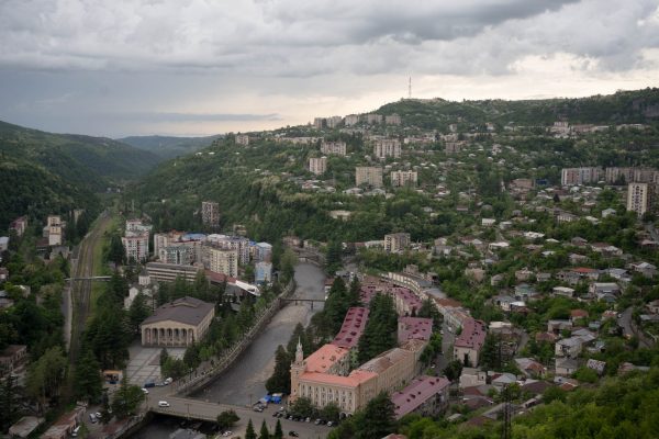Vue sur Tchiatoura depuis la cabine d un téléphérique, remis en fonctionnement récemment pour les touristes.