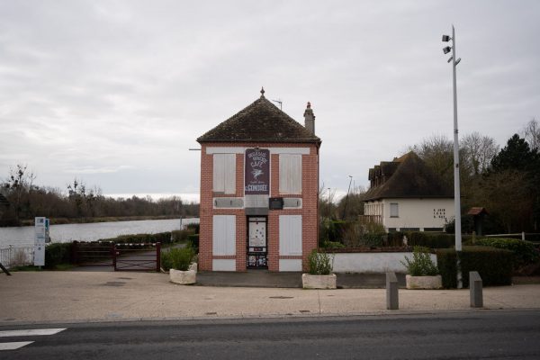 Juste à côté du Pegasus Bridge, devenu symboliquement “Le pont de la Paix entre les peuples” se trouve la première maison libérée dans la nuit du 5 au 6 juin. Elle fût rapidement libérée par la 6ème Division Aéroportée Britannique et servit d’hôpital durant la bataille avant de devenir le Café Gondrée.