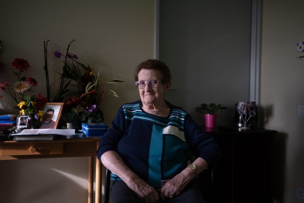 Marie-Thérèse, 90 ans. Un dimanche matin, alors qu’elle part avec sa famille pour accueillir les soldats français avec son bouquet de dahlias, un Allemand se rend à eux. “J’en ai marre de la guerre” dit-il. Comme beaucoup d’hommes de la Wehrmacht, loin de leur famille, la guerre n’était pas un choix pour eux non
plus.