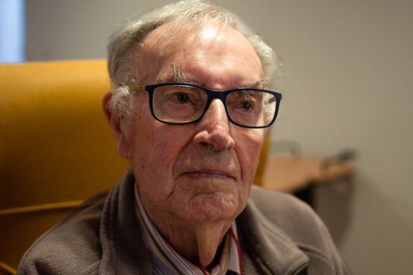 Jacques, 92 ans. Son père est rapidement envoyé au front, près de Dunkerque d’où il ne rentrera pas. Habitant à Avranches, Jacques voyait les Américains passer devant chez lui, “Ils buvaient beaucoup de calva pour pouvoir aller se battre”. La guerre, comme beaucoup, l’a marquée, “Je vois encore des choses, j’y pense souvent, ça sera jusqu’à ma mort. Quelle sale époque, et ça existe toujours les guerres !”