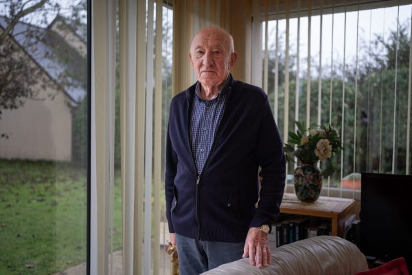 Gérard, 90 ans. Un de ses frères est envoyé en STO (Service de Travail Obligatoire) en Allemagne en février 1943. Deux ans presque jour pour jour, il décédera loin de sa famille alors que les alliés n’étaient plus qu’à quelques kilomètres. Le STO, instauré par la loi du 16 février 1943, a été mis en place avec l’accord du gouvernement de Vichy et a concerné près de 650 000 français.