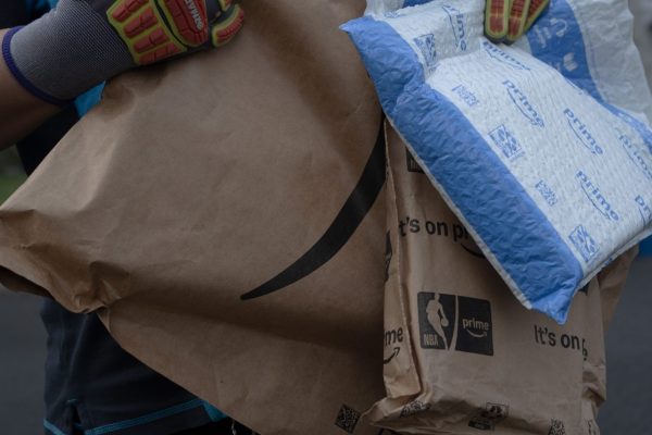 Gloves were not included in the standard uniform for Amazon delivery drivers, but they are necessary to ensure good working conditions for employees. This is one of the first victories Vanessa has achieved since she began her union activism in 2024.