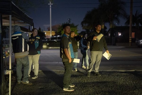 Southern California is one of the regions with the highest number of Amazon workers unionized under the Teamsters, one of the country’s largest and oldest unions. Founded in 1903, the union now has nearly 1.3 million members, including 75,000 new members in 2024. Here in South Gate, Los Angeles County, members of Local 396 are waiting for delivery drivers returning from work to collect signatures in support of unionization. That evening, the response was quite positive.