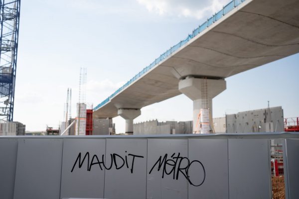La ligne 18 est un symbole du monde capitaliste et elle est considéré comme un cheval de Troie favorisant l'urbanisation quasi totale du plateau dans les années à venir au détriment du vivant.