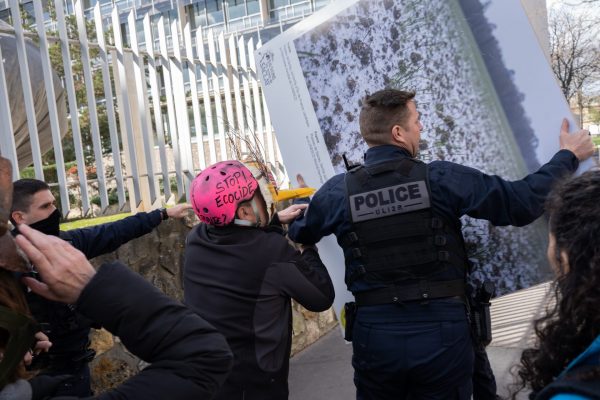 Une altercation a eu lieu lors de l'accrochage de photo sur les grilles.