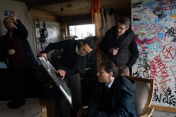 Le député de l’Essonne, Jérôme Guedj est venu sur la ZAD pour constater l’impact de la ligne 18 sur le territoire.