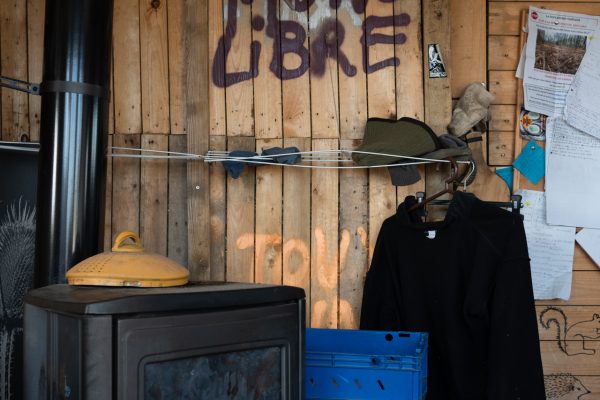 France, Saclay, 2023/04/09. En mai 2021, avec l'accord du couple Vandame, une Zad s'installe sur leurs terres le long de RD36 à côté du CEA de Saint Aubin. Le camp sera renommé Zaclay. Photographie de Delphine Lefebvre / Hans Lucas.