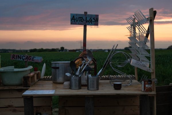 Ce lieu de vie et de rencontres populaires accueille aussi le Collectif Contre la ligne 18 qui rassemble habitants.tes, étudiants.tes, scientifiques, retraités.tées, agriculteurs.trices... pour défendre le plateau contre l'artificialisation des sols.