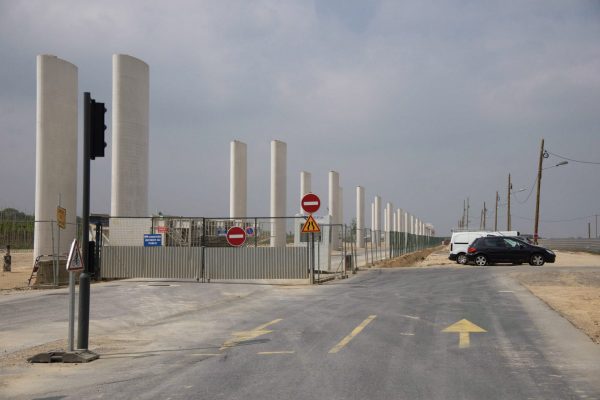 En 2011, l'Opération d'intérêt national (OIN) est décretée ainsi que la loi relative au Grand Paris en 2010. Cela engendrera la création de la Société du Grand Paris (SGP) maître d'œuvre des 200 km et 68 gares du réseau de transport Grand Paris Express dont la ligne 18 fait partie.