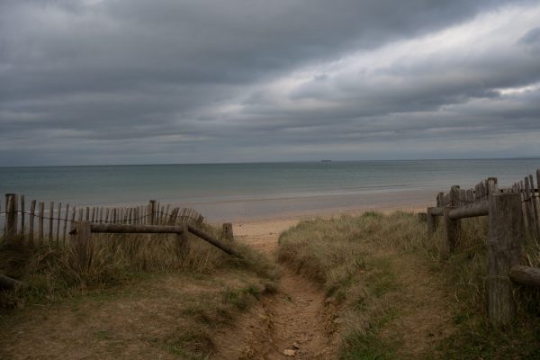 Sword Beach, plage de mon enfance, plage d’histoire. Ici au matin du 6 juin 1944, les alliés débarquèrent ainsi que 177 hommes du Commandant Kieffer, 177 français. Ils formèrent le Commando n°4, les seuls français à débarquer ce matin-là.