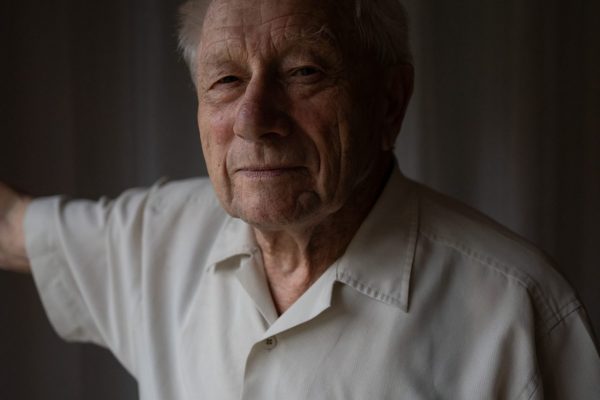 Richard, 86 ans. “Mon enfance a été marquée par l’absence des hommes. Ils ne restaient que les femmes, des filles de combattants de 14-18. Elles devaient assurer toutes les charges mentales.” Pendant que sa mère mangeait les restes, Richard n’a jamais ressenti le manque.