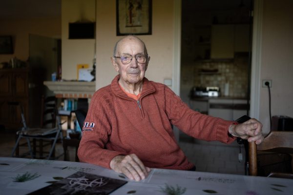 Paul, 97 ans. Mi-juillet 1944, Caen n’est toujours pas tombée aux mains des Alliés, alors qu’elle devait être libérée au soir du Jour J. La maison de Paul est réquisitionnée par les SS, il part donc avec sa famille quelques kilomètres au Sud. Le 18 juillet, l’Opération GoodWood visant à libérer la ville commence. Paul perdra 8 membres de sa famille ce jour-là avant de partir seul en exode.