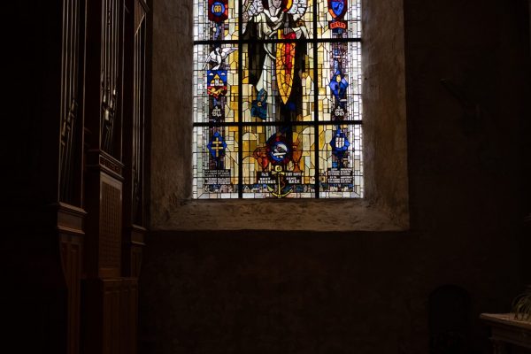 Vitrail de la 82ème airborne division à Sainte Mère l’église, représentant l’Archange Saint Michel, patron des parachutistes qui rend hommage aux parachutistes débarqués dans la nuit du 5 au 6 juin juste avant le débarquement. C’est le début de l’opération Overlord.