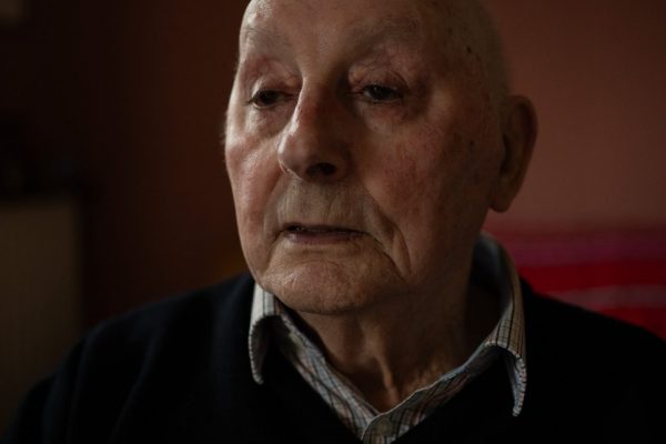 Max, 90 ans. Lors de l’échec du raid de Dieppe, en 1942, avec sa tante et ses deux soeurs, il passe plusieurs nuits sous la falaise afin de se protéger des combats. Il verra les premiers prisonniers Canadiens passer devant lui. Il se rappelle encore du froid et de la peur ressentis pendant les combats de ce raid.