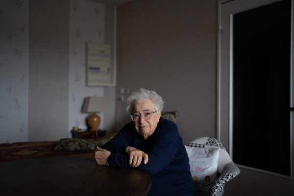 Andrée, 95 ans, évacuée par les Allemands à Reims, elle assistera à la signature de l’armistice début mai 45 en compagnie de son papa retrouvé la veille après 5 ans de séparation. Son père était prisonnier après être allé au front en 1940.