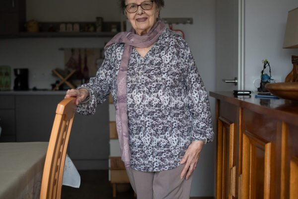 Huguette, 90 ans, a fait partie des 8 à 10 millions de français et françaises en exode au printemps 1940. Cet exode est l'un des plus importants mouvements de population du XXe siècle en Europe “Nous nous sommes réunis dans la nuit, et nous sommes partis avec plusieurs familles du village. Nous étions principalement des femmes et des enfants.”
Ce qui a le plus traumatisé Huguette c’est “lorsqu’il fallait se jeter dans le fossé quand ça canardait”.