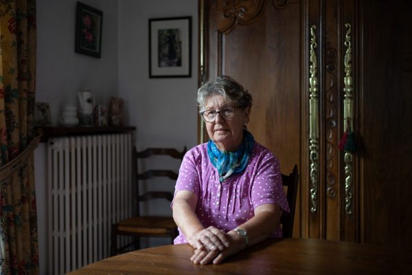 Marguerite, 85 ans. Très jeune à l’époque, elle est encore aujourd’hui traumatisée par le bruit des avions et des sirènes qui lui rappelle les bombardements. Son frère aîné sera tué le jour du débarquement par les Américains comme près de 300 civils de Saint-Lô.