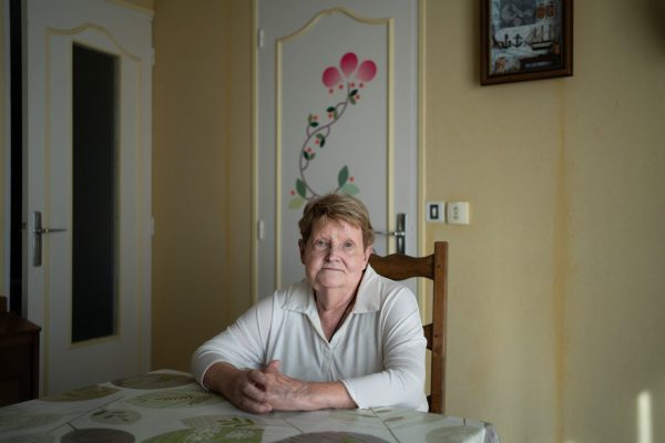Mireille, 84 ans. Malgré son jeune âge au moment des faits, Mireille se souvient du débarquement et surtout des bombardements. Lors de l’un d’eux, “tout était noir, il y avait de la fumée partout et des cris...” Mireille se retrouve sous la table de sa cuisine, un de ses grands frères la protégeant de son corps et le deuxième continuant son omelette sans peur.