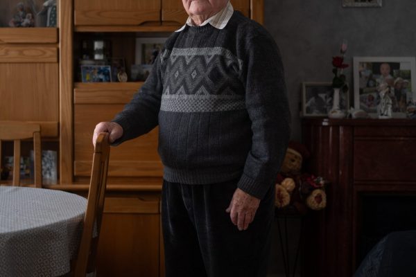 Rémy, 89 ans, il n’a jamais pu appeler les alliés Britanniques, les Libérateurs. “Les Tommies” ont continué à bombarder bien que “les Allemands n’étaient plus là, alors pourquoi tout détruire !”
Dans un de ces bombardements, Rémy a perdu son amie d’enfance Odette, qui était dans la tranchée à côté de la sienne.