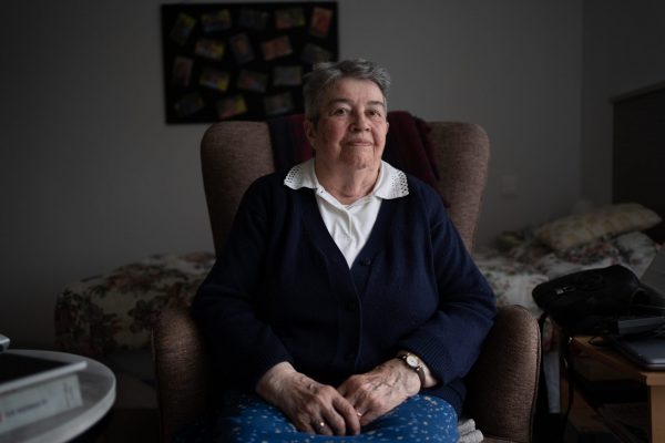 Gisèle, 93 ans. Saint-Lô est surnommée la capitale des ruines, à cause des violents bombardements qu’elle a subi. Au soir du 6 juin, Gisèle se retrouve enterrée dans sa cave avec sa famille et ses voisins. Une première bombe a détruit leur maison et quelques heures plus tard, une autre torpille leur a permis de sortir. Partie en exode, elle ne rentrera qu’en décembre 1945.