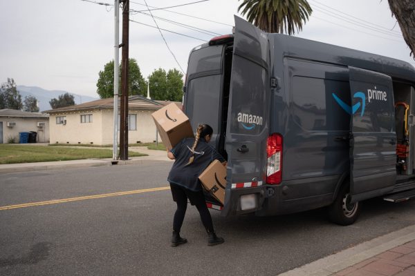 Californie, Pomona, 30 mars 2026
En moyenne, un livreur Amazon travaille 40h par semaine. Seulement, il n’y a pas de congés, si les salariés veulent partir en “vacances” ils doivent travailler plus pour obtenir des PTO (Paid time off).