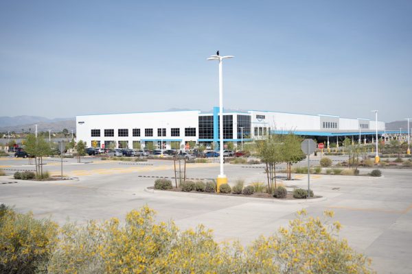 Californie, Riverside, 15 mars 2026
Dans cet entrepôt, DJT6, l’un des plus grands centres de distribution du pays, Andy a été licencié du jour au lendemain pour s’être impliqué dans un syndicat : “C'est clairement un choix politique”. Amazon ne respecte pas le droit des salariés les autorisant à se syndiquer.