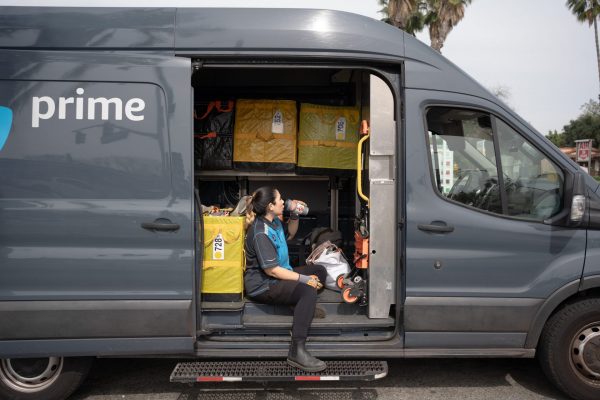 California, Pomona, 30 march 2026
A 30-minute break in a parking lot. Two other 15- minute breaks are normally scheduled during the day, but as is often the case, due to time constraints, they will not be taken.